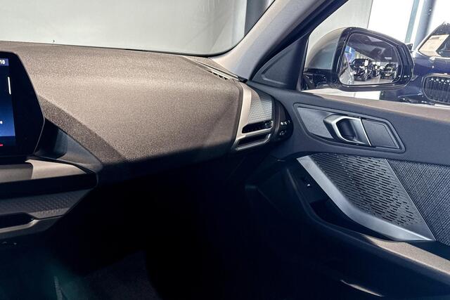 BMW 1-SERIE 120 M Sport Design | Stoelverwarming | Achteruitrijcamera | Trekhaak |