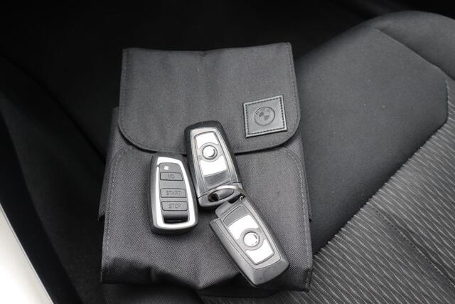 BMW 1-SERIE 118i Centennial Executive Navigatie, Stoelverwarming, Cruise control, Lichtmetalen wielen, Elektrische ramen