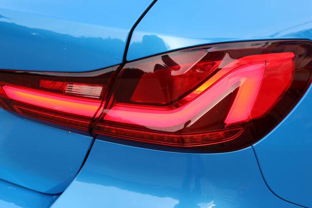 BMW 1-SERIE 118i High Executive M Sport 17 inch - Schuif kanteldak -Hooglans zwarte delen - Goed onderhouden Schuif kanteldak