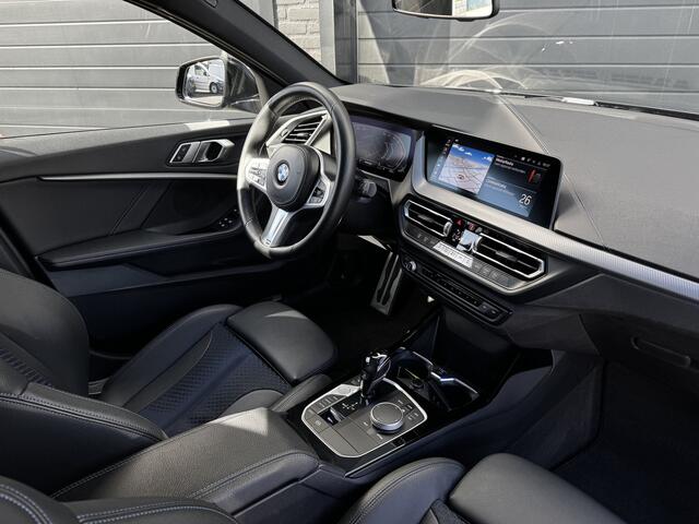BMW 1-SERIE 118i Business Edition M-Sport Shadow Automaat | Navi | Cruise | Carplay | Sfeer | ¤19.900,- incl. BTW