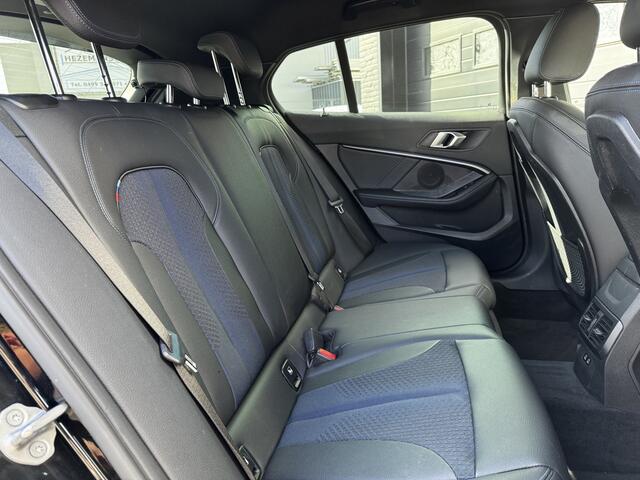 BMW 1-SERIE 118i Business Edition M-Sport Shadow Automaat | Navi | Cruise | Carplay | Sfeer | ¤19.900,- incl. BTW