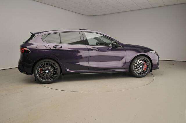 BMW 1-SERIE 5-deurs 120 M-Sportpakket / Panoramadak / Trekhaak / Driving assist plus / Getint glas / Alu wielen 19 inch