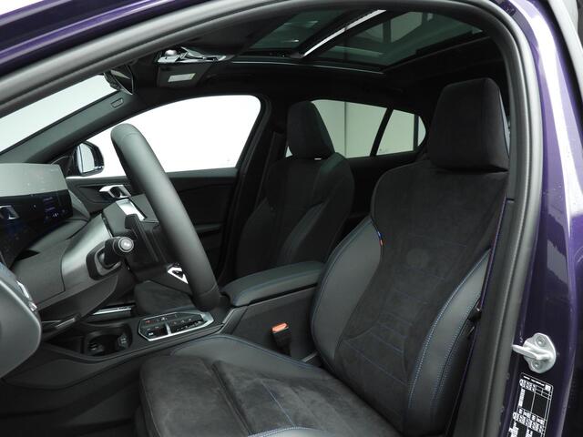 BMW 1-SERIE 5-deurs 120 M-Sportpakket / Panoramadak / Trekhaak / Driving assist plus / Getint glas / Alu wielen 19 inch