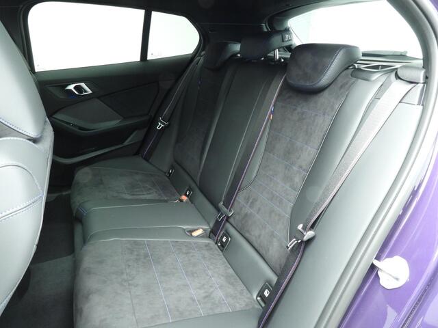 BMW 1-SERIE 5-deurs 120 M-Sportpakket / Panoramadak / Trekhaak / Driving assist plus / Getint glas / Alu wielen 19 inch