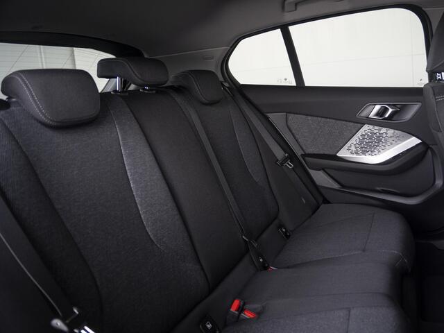 BMW 1-SERIE 120 | M Sport | Achteruitrijcamera | Stoelverwarming | PDC | 18''