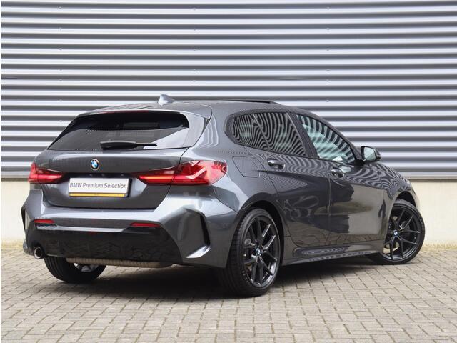 BMW 1-SERIE 5-deurs 118i | High Executive | M Sportpakket | Panodak | Apple Carplay | Verwarmbare Voorstoelen | Getint Glas | Climate Control | 18'' LMV