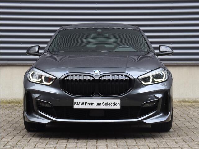 BMW 1-SERIE 5-deurs 118i | High Executive | M Sportpakket | Panodak | Apple Carplay | Verwarmbare Voorstoelen | Getint Glas | Climate Control | 18'' LMV