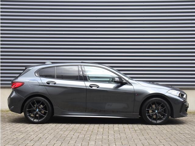 BMW 1-SERIE 5-deurs 118i | High Executive | M Sportpakket | Panodak | Apple Carplay | Verwarmbare Voorstoelen | Getint Glas | Climate Control | 18'' LMV
