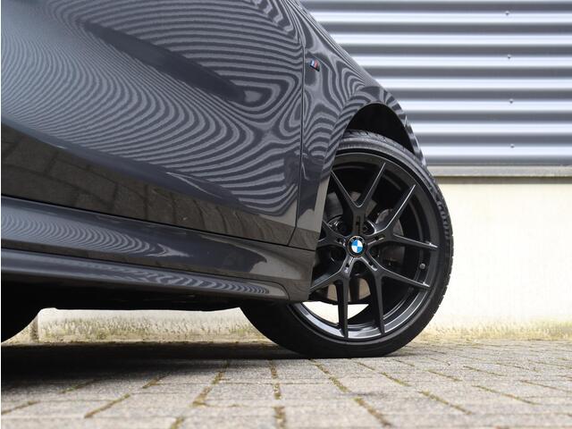 BMW 1-SERIE 5-deurs 118i | High Executive | M Sportpakket | Panodak | Apple Carplay | Verwarmbare Voorstoelen | Getint Glas | Climate Control | 18'' LMV