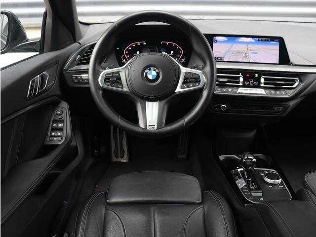 BMW 1-SERIE 5-deurs 118i | High Executive | M Sportpakket | Panodak | Apple Carplay | Verwarmbare Voorstoelen | Getint Glas | Climate Control | 18'' LMV
