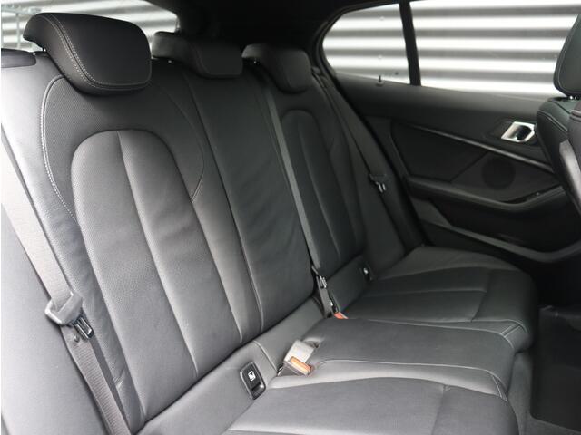 BMW 1-SERIE 5-deurs 118i | High Executive | M Sportpakket | Panodak | Apple Carplay | Verwarmbare Voorstoelen | Getint Glas | Climate Control | 18'' LMV