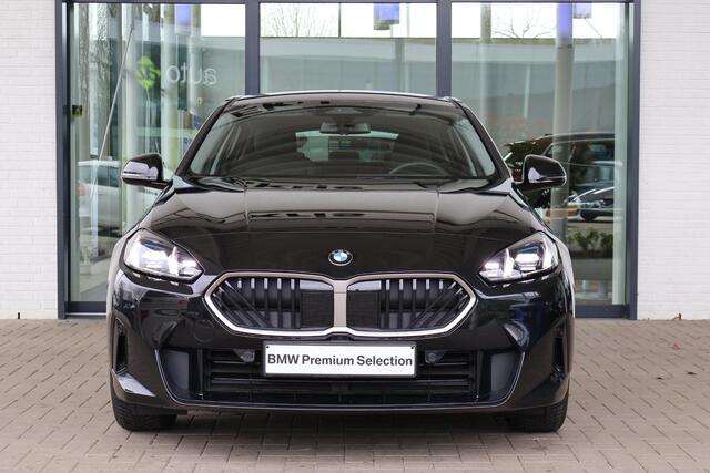 BMW 1-SERIE 120 | Driving Assistant | Stoelverwarming | Premium Pack | elektrisch bedienbare achterklep