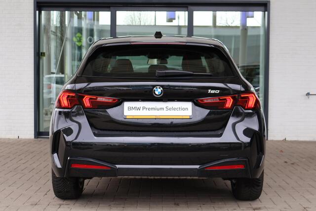 BMW 1-SERIE 120 | Driving Assistant | Stoelverwarming | Premium Pack | elektrisch bedienbare achterklep