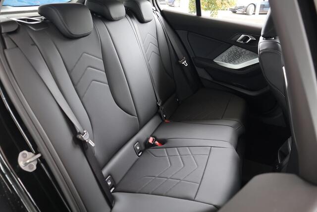 BMW 1-SERIE 120 | Driving Assistant | Stoelverwarming | Premium Pack | elektrisch bedienbare achterklep