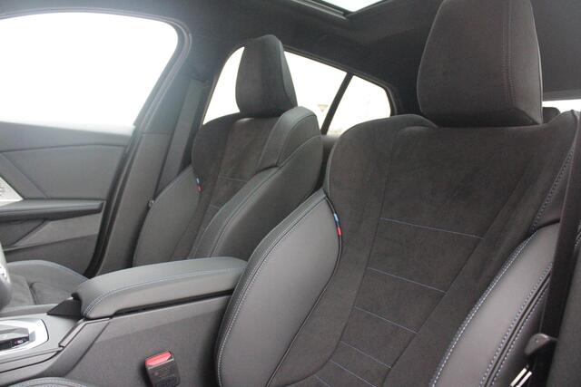 BMW 1-SERIE 120 170PK M SPORT | PANORAMA SCHUIF/KANTEL DAK | 18" LICHTMETALEN VELGEN | DODEHOEK DETECTIE | DRAADLOZE APPLE CARPLAY/ANDROID AUTO | NAVIGATIE | ACHTERUITRIJ CAMERA | ADAPTIEF M ONDERSTEL | SFEER VERLICHTING | STOEL VERWARMING | DAB+ RADIO | ALCANTARA BE