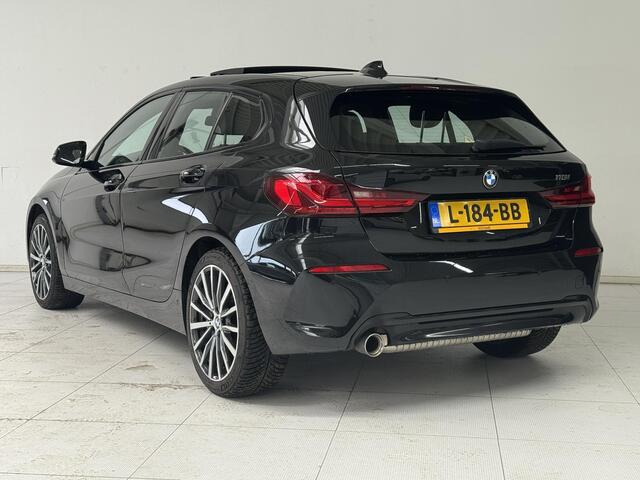 BMW 1-SERIE 118i Executive Edition | Panoramadak | Navigatie | Parkeersensoren V+A | Apple CarPlay / Android Auto |