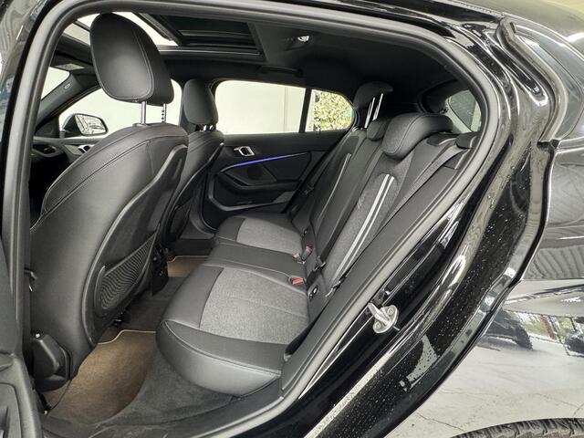 BMW 1-SERIE 118i Executive Edition | Panoramadak | Navigatie | Parkeersensoren V+A | Apple CarPlay / Android Auto |