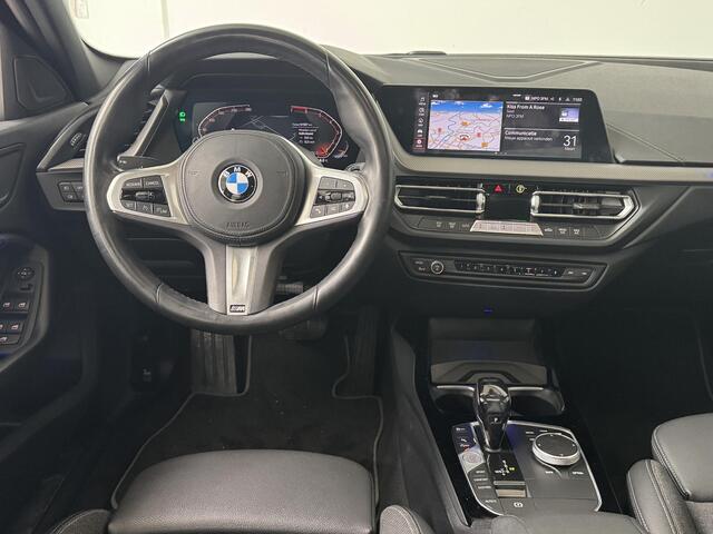 BMW 1-SERIE 118i Executive Edition | Panoramadak | Navigatie | Parkeersensoren V+A | Apple CarPlay / Android Auto |