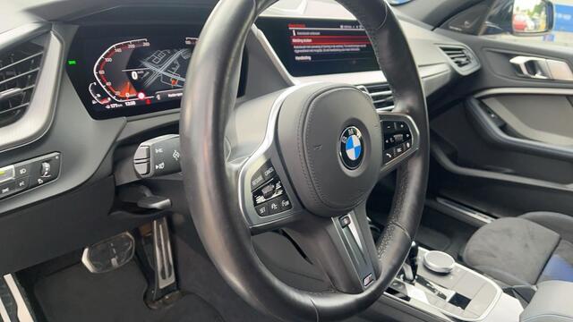 BMW 1-SERIE 120i 178pk Executive Automaat / Navigatie / Panoramadak / Stoelverwarming