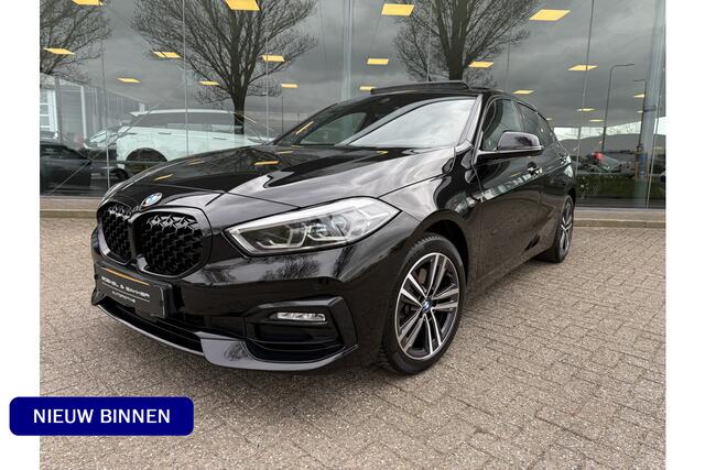 BMW 1-SERIE 118i Business Edition ** Automaat ** Panodak ** Navigatie ** 17inch