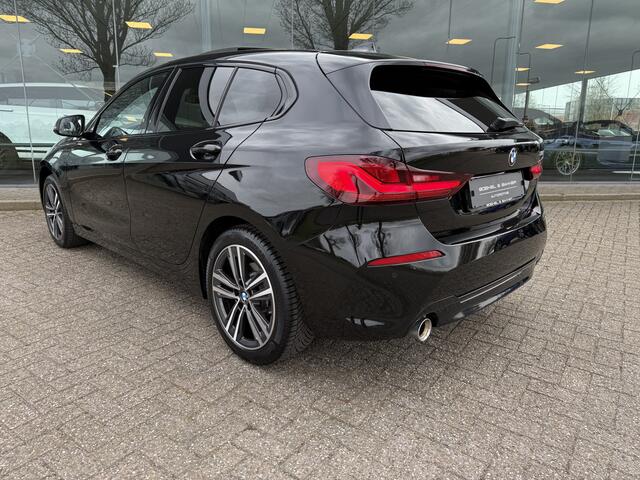 BMW 1-SERIE 118i Business Edition ** Automaat ** Panodak ** Navigatie ** 17inch