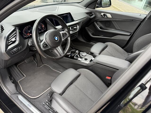 BMW 1-SERIE 118i Business Edition ** Automaat ** Panodak ** Navigatie ** 17inch