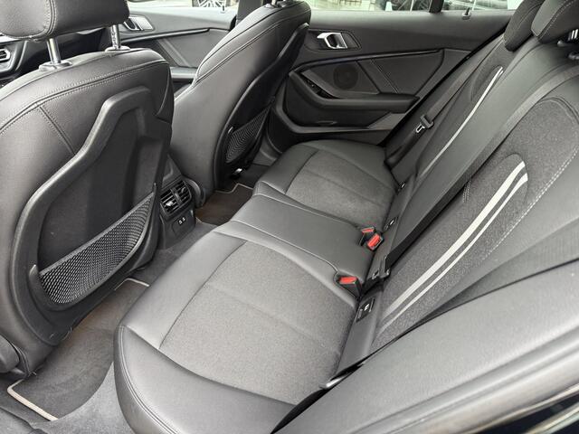 BMW 1-SERIE 118i Business Edition ** Automaat ** Panodak ** Navigatie ** 17inch