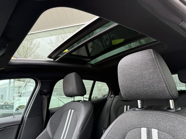 BMW 1-SERIE 118i Business Edition ** Automaat ** Panodak ** Navigatie ** 17inch