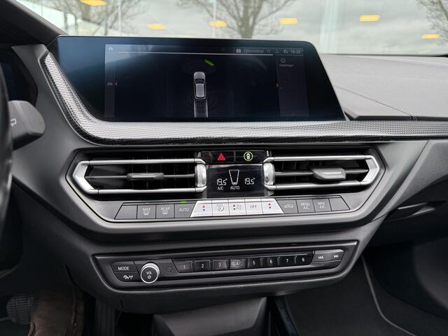 BMW 1-SERIE 118i Business Edition ** Automaat ** Panodak ** Navigatie ** 17inch