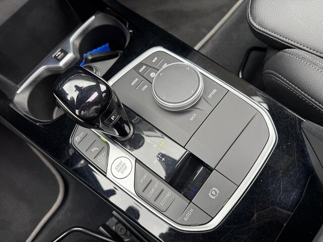 BMW 1-SERIE 118i Business Edition ** Automaat ** Panodak ** Navigatie ** 17inch