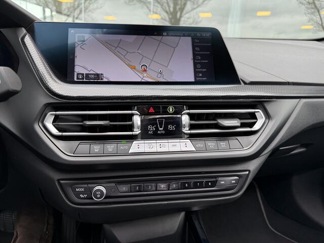 BMW 1-SERIE 118i Business Edition ** Automaat ** Panodak ** Navigatie ** 17inch