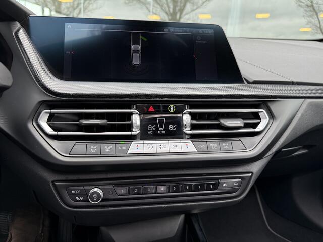 BMW 1-SERIE 118i Business Edition ** Automaat ** Panodak ** Navigatie ** 17inch