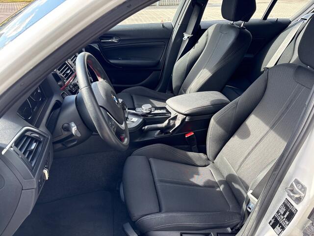 BMW 1-SERIE 118i Sport Line Edition | Stoelverwarming | Cruise Control | Parkeersensoren | Navigatie | Groot Scherm | Digitale Tellers | Automaat | Keyless | Trekhaak | LED