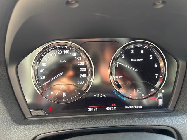 BMW 1-SERIE 118i Sport Line Edition | Stoelverwarming | Cruise Control | Parkeersensoren | Navigatie | Groot Scherm | Digitale Tellers | Automaat | Keyless | Trekhaak | LED