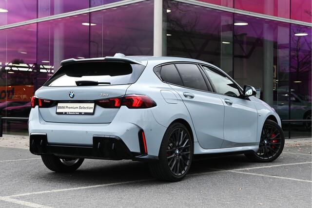 BMW 1-SERIE 120 High Executive M Sport Automaat / Panoramadak / Sportstoelen / Comfort Access / Head-Up / Adaptieve LED / Parking Assistant Plus