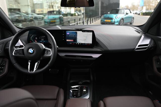 BMW 1-SERIE 120 High Executive M Sport Automaat / Panoramadak / Sportstoelen / Comfort Access / Head-Up / Adaptieve LED / Parking Assistant Plus