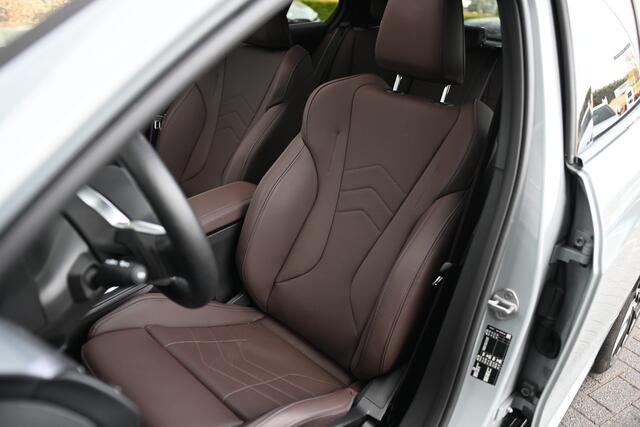 BMW 1-SERIE 120 High Executive M Sport Automaat / Panoramadak / Sportstoelen / Comfort Access / Head-Up / Adaptieve LED / Parking Assistant Plus