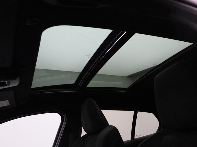 BMW 1-SERIE 120 M Sport Design Edition | M Sportpakket Pro | Driving Assistant Plus | Harman Kardon | 18"