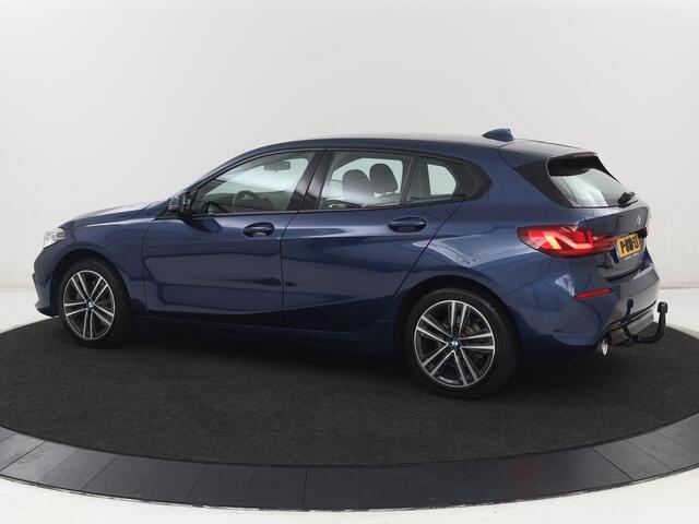 BMW 1-SERIE 118i Sport Line | Sportstoelen | Carplay | Half leder | Live Cockpit | Full LED | Navigatie | Sfeerverlichting | Trekhaak | Climate control | Parkeerhulp | Cruise control | DAB | Bluetooth