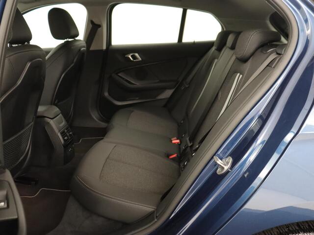 BMW 1-SERIE 118i Sport Line | Sportstoelen | Carplay | Half leder | Live Cockpit | Full LED | Navigatie | Sfeerverlichting | Trekhaak | Climate control | Parkeerhulp | Cruise control | DAB | Bluetooth