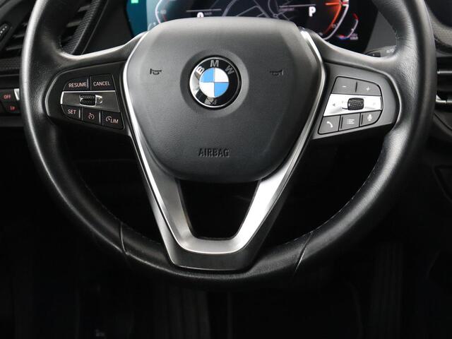 BMW 1-SERIE 118i Sport Line | Sportstoelen | Carplay | Half leder | Live Cockpit | Full LED | Navigatie | Sfeerverlichting | Trekhaak | Climate control | Parkeerhulp | Cruise control | DAB | Bluetooth
