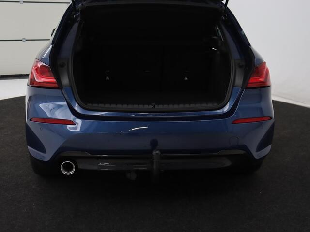 BMW 1-SERIE 118i Sport Line | Sportstoelen | Carplay | Half leder | Live Cockpit | Full LED | Navigatie | Sfeerverlichting | Trekhaak | Climate control | Parkeerhulp | Cruise control | DAB | Bluetooth