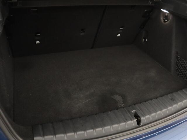 BMW 1-SERIE 118i Sport Line | Sportstoelen | Carplay | Half leder | Live Cockpit | Full LED | Navigatie | Sfeerverlichting | Trekhaak | Climate control | Parkeerhulp | Cruise control | DAB | Bluetooth