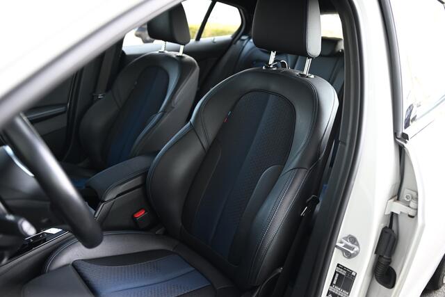 BMW 1-SERIE 118i Executive M Sport Automaat / Trekhaak / Sportstoelen / Comfort Access / Achteruitrijcamera / Cruise Control / LED