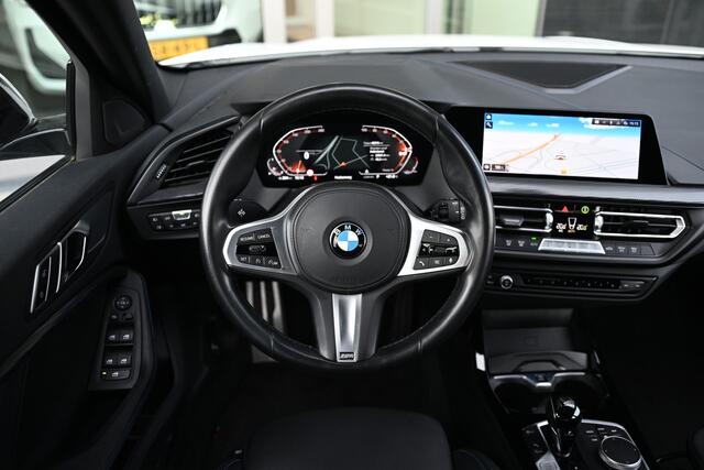 BMW 1-SERIE 118i Executive M Sport Automaat / Trekhaak / Sportstoelen / Comfort Access / Achteruitrijcamera / Cruise Control / LED