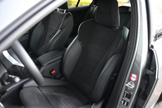 BMW 1-SERIE 120 M Sport / Sportstoelen / M Adaptief onderstel / Achteruitrijcamera / Stoelverwarming / Getint Glas