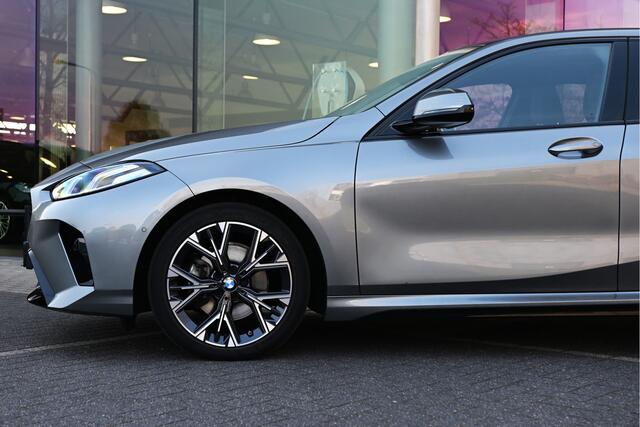BMW 1-SERIE 120 M Sport / Sportstoelen / M Adaptief onderstel / Achteruitrijcamera / Stoelverwarming / Getint Glas