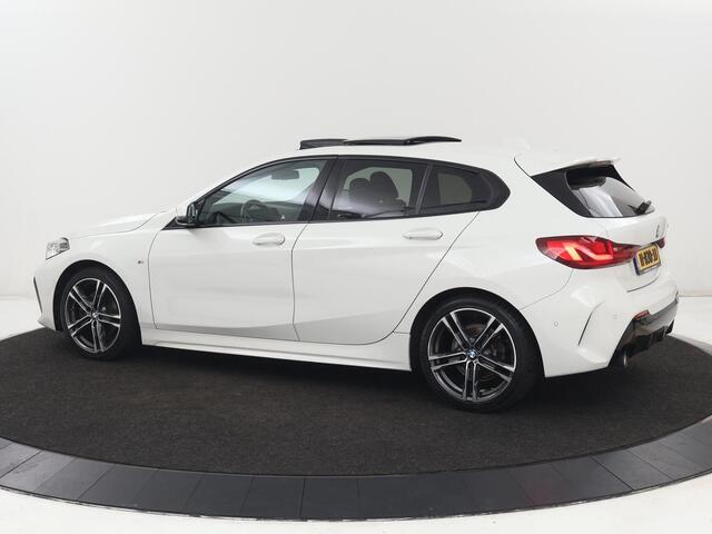 BMW 1-SERIE 118i High Executive Edition | M Sport | Panoramadak | Leder | Stoelverwarming | Camera | Carplay | Live Cockpit | Sfeerverlichting | Trekhaak | Navigatie | Sportstoelen | Park Assist | DAB | Climate control