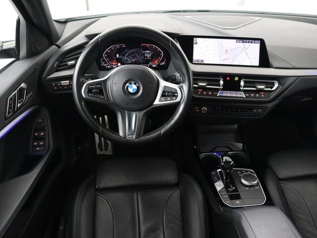 BMW 1-SERIE 118i High Executive Edition | M Sport | Panoramadak | Leder | Stoelverwarming | Camera | Carplay | Live Cockpit | Sfeerverlichting | Trekhaak | Navigatie | Sportstoelen | Park Assist | DAB | Climate control