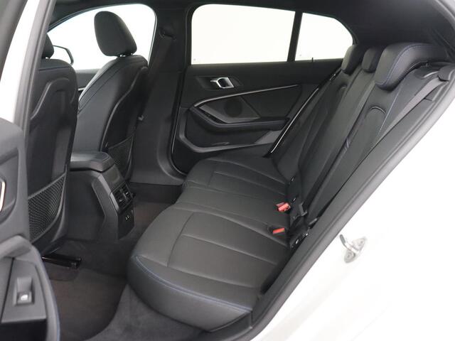 BMW 1-SERIE 118i High Executive Edition | M Sport | Panoramadak | Leder | Stoelverwarming | Camera | Carplay | Live Cockpit | Sfeerverlichting | Trekhaak | Navigatie | Sportstoelen | Park Assist | DAB | Climate control